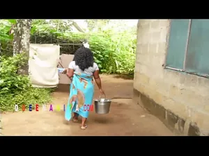 Ở Một Nơi Nào Đó Ở Châu Phi, Một Người Vợ Giết Nhà Gần Như Bị Đụ Với Mọi Người Trong Một Sân Chung Cư Trong Phòng Tắm Địa Phương Bị Bắt Quả Tang