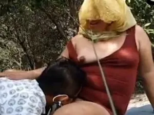 Cặp vợ chồng dâm quay clip sex trong rừng