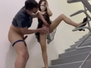 Hai vợ chồng làm tình trên cầu thang cực phê